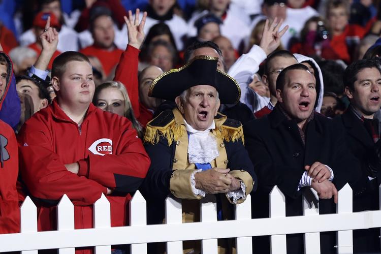 hjemmefødninge. To ud af tre amerikanere ejer ikke et pas, og kun fire procent af vælgerne peger udenrigspolitik og ulandshjælp som det vigtigste emne for, hvem de stemmer på. 