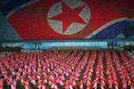 Massegymnastik. I Nordkorea er der tradition for de såkaldte Arirang-fester, hvor op mod hundredetusinder ofte medvirker. Her er dansere i gang i forgrunde, mens andre i baggrunden holder farvede kort op, der tilsammen former landets flag. 