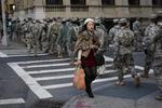 tryghedsforanstaltning. Politiet er massivt til stede i de områder af New York, som Sandy hærgede. Her er  det medlemmer af National Guard - det der svarer til Hjemmeværnet - der er på vej op af 1st Avenue. 