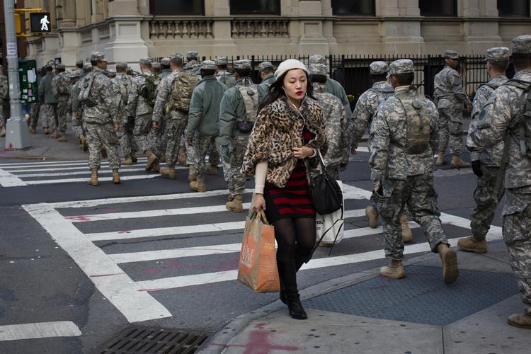 tryghedsforanstaltning. Politiet er massivt til stede i de områder af New York, som Sandy hærgede. Her er  det medlemmer af National Guard - det der svarer til Hjemmeværnet - der er på vej op af 1st Avenue. 