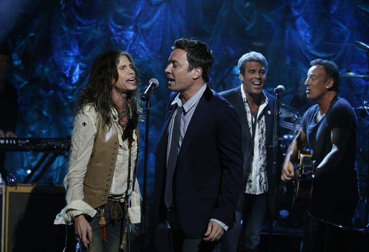 indsamling. Steven Tyler, Jimmy Fallon, Mark Rivera og Bruce Springsteen deltog i fredagens støttearrangement. 