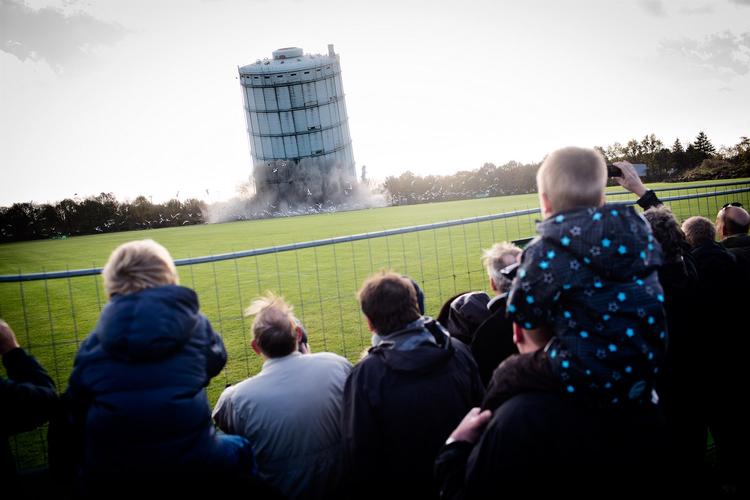 nedtur. Der var oprettet tilskuerpladser i Valby Parken, så de mange nysgerrige kunne se Danmarks næsthøjeste bygning pænt lægge sig ned. 