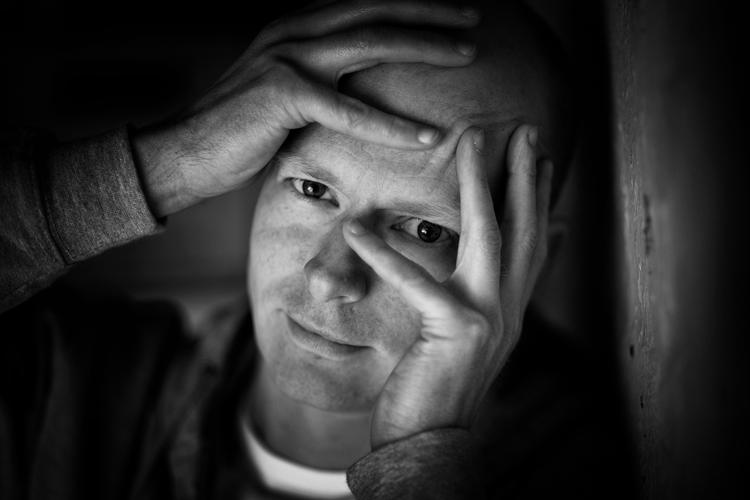gys. Kenneth Bøgh Andersen, som kan opleves på BogForum i Belle Center, har udgivet 'Fra den mørke side'. 