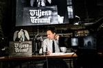 FØREREN. Med sin afslappede, antiteatralske spillestil får Anders Mossling historiens største nazimøde til at ligne en spejderlejr. Det ved vi nu, at den ikke var.