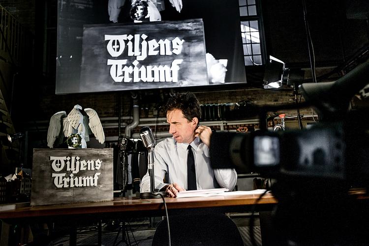 FØREREN. Med sin afslappede, antiteatralske spillestil får Anders Mossling historiens største nazimøde til at ligne en spejderlejr. Det ved vi nu, at den ikke var.