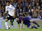 bizart. Ever Banega fra Valencia (tv) havde glemt at trække håndbremsen, så han blev kørt ned af sin egen bil og brækkede benet. 