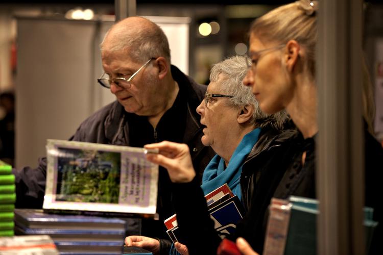 LÆSERMØDE. Arrangørerne lover mere plads på årets BogForum, som i år foregår i Bella Centret.  Så nu behøver man ikke trække andre folks vejr, når man trækker sit eget, men mister man intimiteten? 