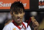 kæmpetalent. Neymar har både sørget for en renæssance til næseplasteret og de små snurrige driblinger. Brasilianeren holder her sin medalje frem fra sejren i finalen i Recopa Sudamericana, hvor Santos vandt 2-0 over Chiles Universidad de Chile i september. 