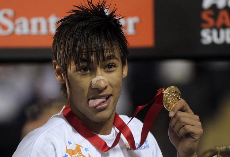 kæmpetalent. Neymar har både sørget for en renæssance til næseplasteret og de små snurrige driblinger. Brasilianeren holder her sin medalje frem fra sejren i finalen i Recopa Sudamericana, hvor Santos vandt 2-0 over Chiles Universidad de Chile i september. 