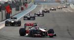 finsk. Lewis Hamilton fører feltet an med den senere vinder Kimi Raikkonen lige efter i Abu Dhabi. 