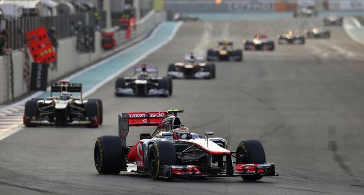 finsk. Lewis Hamilton fører feltet an med den senere vinder Kimi Raikkonen lige efter i Abu Dhabi. 
