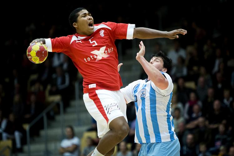 effektiv. Mads Mensah Larsen (tv) var en af de nye danske spillere, der leverede en god indsats mod Argentina. 