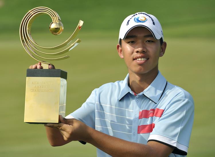 masters. Guan Tianlang fremviser stolt trofæet fra sejren i Asia-Pacific Amateur Championship, som kineseren vandt i dag. 