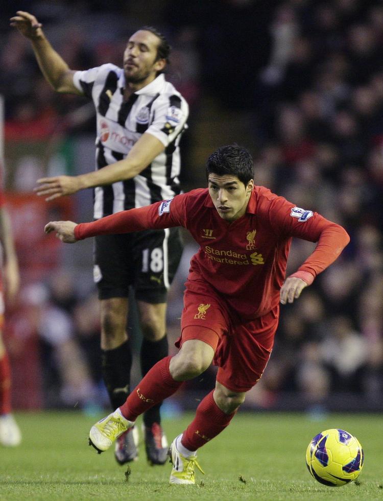 egoisten. Liverpools Luis Suarez (th) scorede et fantastisk mål, men var også for selvisk i sit spil i mange situationer mod Newcastle. 
