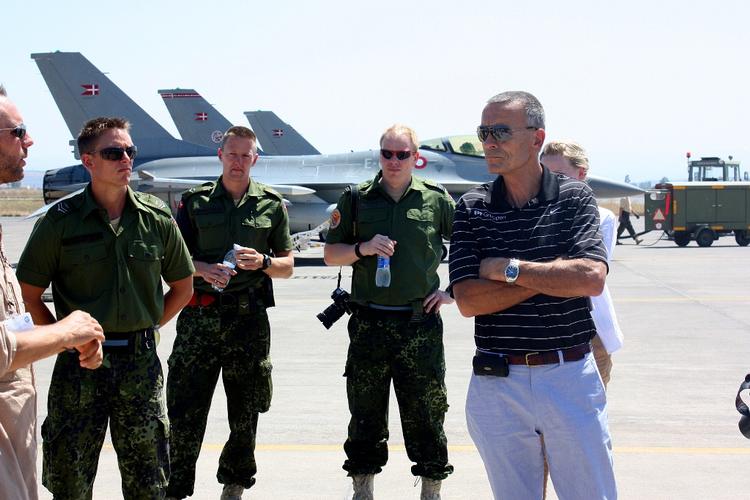 POLITIKER. Under luftkrigen mod Gaddafi besøgte Helge Adam Møller (yderst til højre) Signoellabasen på Sicilien, for at møde piloter og øvrigt personel. 