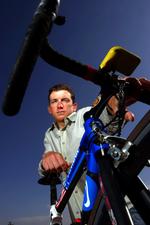 bloddoping. Tyler Hamilton har fået oversat sin bog til dansk og optrådte i DR med nye anklager mod Bjarne Riis. 