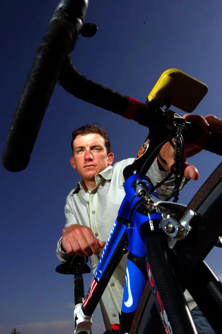 bloddoping. Tyler Hamilton har fået oversat sin bog til dansk og optrådte i DR med nye anklager mod Bjarne Riis. 