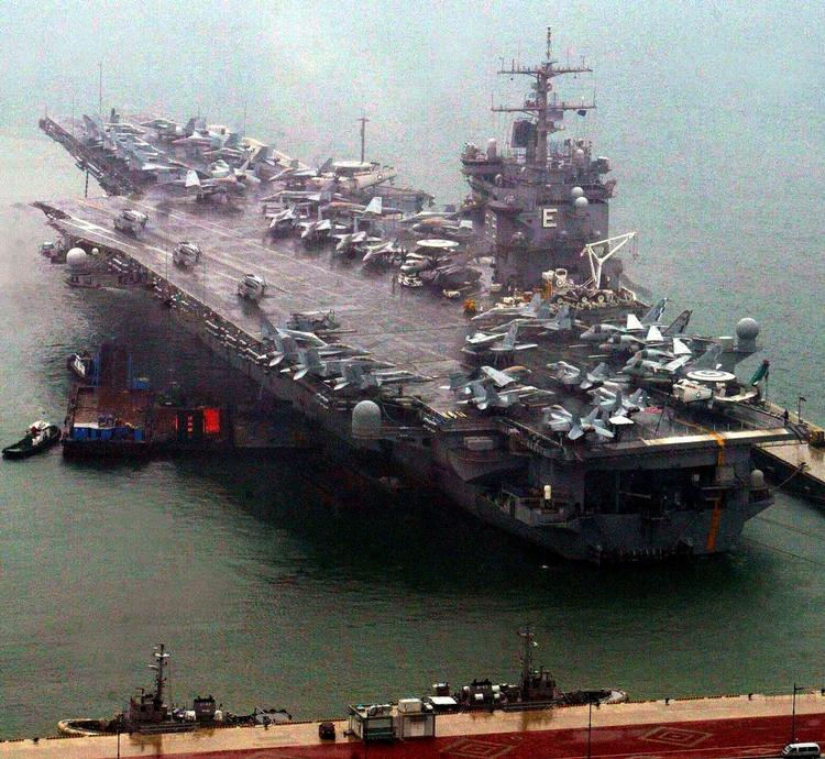 Farvel. 'USS Enterprise' er med 342 meter USA's flådes længste hangarskib. 