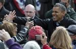 Stem! Præsident Barack Obama trykker hænder med tilhængere ved et valgarrangement i Concord, New Hampshire, tidligere i dag. 
