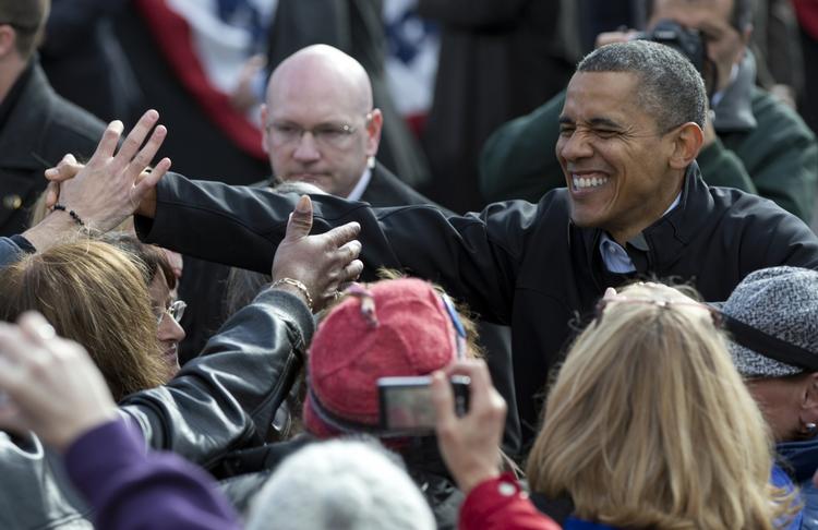 Stem! Præsident Barack Obama trykker hænder med tilhængere ved et valgarrangement i Concord, New Hampshire, tidligere i dag. 