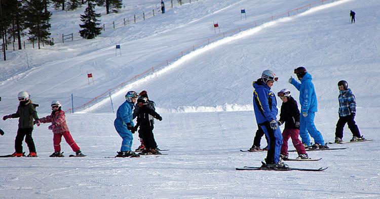 UNDERVISNING. Skiferien med børn bør tilrettelægges, så man finder det helt rigtige skisportssted. 