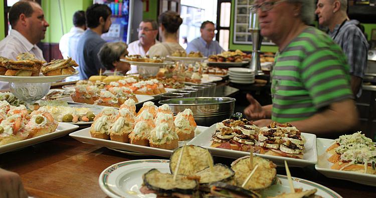 PINTXOS Der er trængsel om de lækre pintxos hos Bar Goritti. 