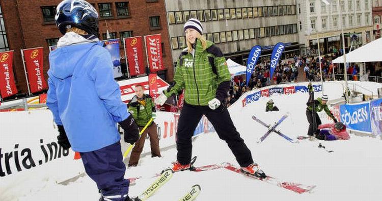 BEGYNDERBAKKE. Lav dine første slalomsving i midtbyen. Og nyd freestylefolket og demohold fra Den Danske Skiskole. 