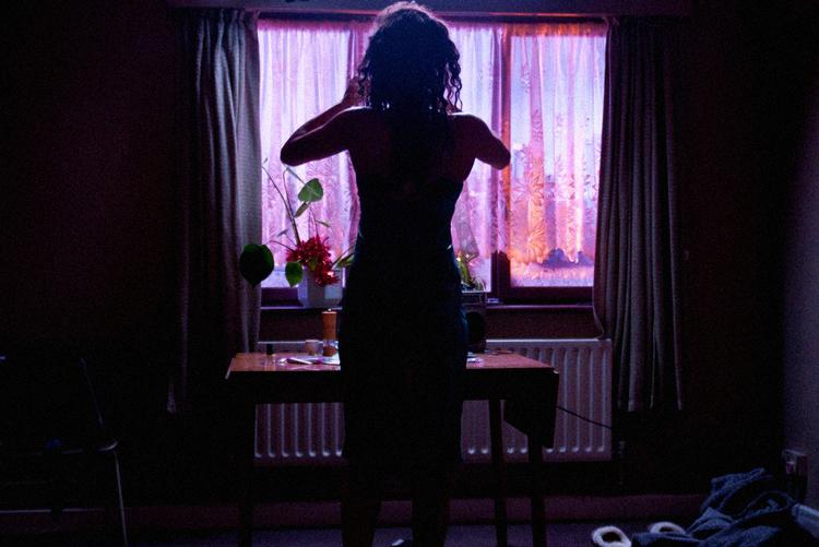 Ensomhed. I 'Dreams of Life' fortæller Carol Morley om den 38-årige Joyce Vincent, der af ukendte grunde dør i sin lejlighed i London. Selv om hun har familie, venner og bekendte, går der 3 år, før hun bliver fundet. 