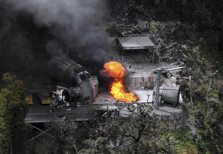 MINEULYKKE. Flammerne står op fra en udluftningsskakt ved Pike River-minen syd for Greymouth på Sydøen i New Zealand. 