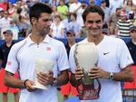 angreb. For et år siden vandt Roger Federer (th) finalen i Ohio over Novak Djokovic (tv), og smilene var brede hos begge spillere. Men Djokovic' far bryder sig ikke om Federer. 