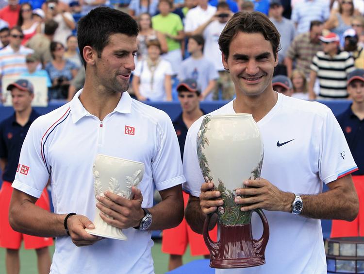angreb. For et år siden vandt Roger Federer (th) finalen i Ohio over Novak Djokovic (tv), og smilene var brede hos begge spillere. Men Djokovic' far bryder sig ikke om Federer. 