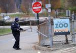 Lukket. Pittsburgh Zoo blev søndag ramt af en tragisk dødsulykke. En lille dreng omkom efter at være blevet angrebet af vilde afrikanske hunde. 