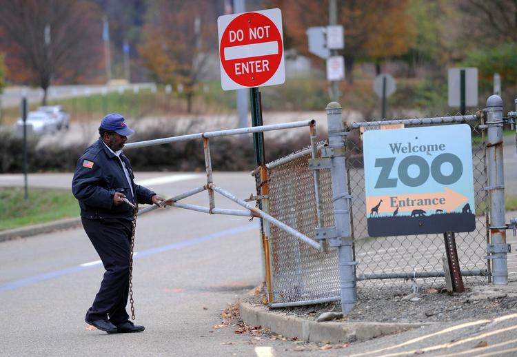Lukket. Pittsburgh Zoo blev søndag ramt af en tragisk dødsulykke. En lille dreng omkom efter at være blevet angrebet af vilde afrikanske hunde. 