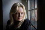 Det er ærgerligt, at kvinder kun kan bruges kunstnerisk, når de er unge. For livet er jo langt, skriver Ditte Giese, efter at anmelderne har uddelt maskuline tæsk til 59-årige Anne Linnet. 