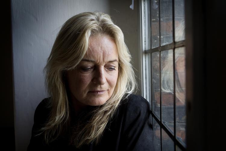 Det er ærgerligt, at kvinder kun kan bruges kunstnerisk, når de er unge. For livet er jo langt, skriver Ditte Giese, efter at anmelderne har uddelt maskuline tæsk til 59-årige Anne Linnet. 