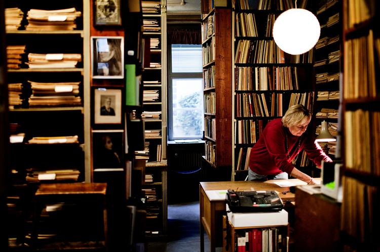 Farvel. Da Lene Fog blev ansat i Dan Fog Musikantikvariat, hed hun stadig Stubkjær til efternavn. Det var i 1966, og siden forlod hun aldrig rigtig stedet. Nu, 46 år, senere er det tid til at gå på pension. 