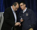 Topmøde. Kampagnerådgiveren David Axelrod (tv) konfererer med rådgiver David Plouffe i løbet af et valgmøde med præsident Barack Obama på en high school i Ohio. 