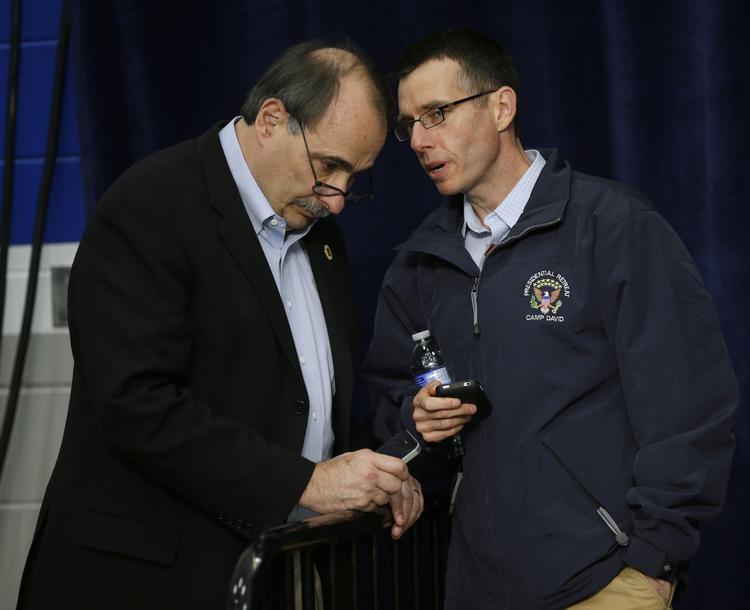 Topmøde. Kampagnerådgiveren David Axelrod (tv) konfererer med rådgiver David Plouffe i løbet af et valgmøde med præsident Barack Obama på en high school i Ohio. 
