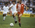 6-1. Preben Elkjær i aktion på grønsværen i en af Danmarks bedste kampe: Mod Uruguay ved VM i Mexico 1986. 