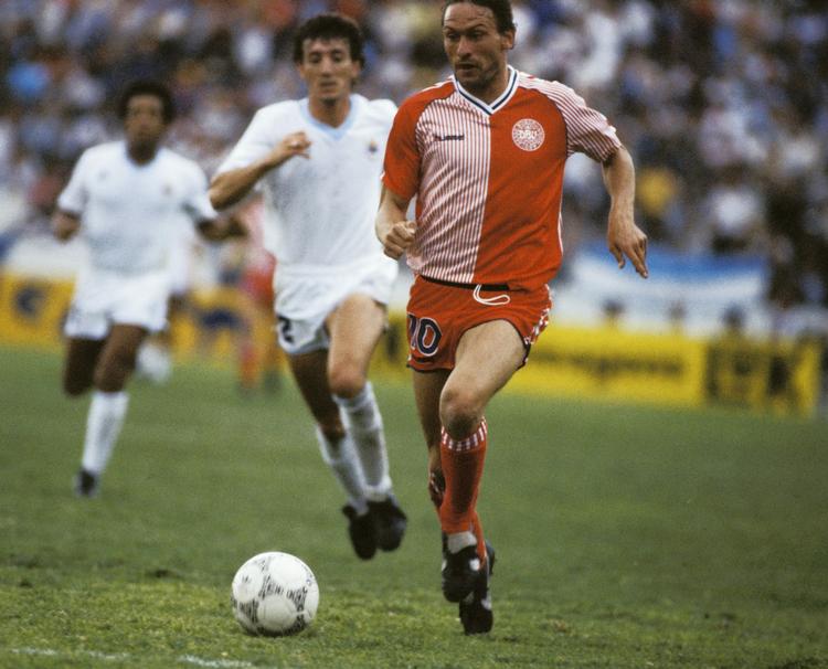6-1. Preben Elkjær i aktion på grønsværen i en af Danmarks bedste kampe: Mod Uruguay ved VM i Mexico 1986. 