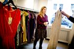 Byttehandel. Byt din gamle kjole til en ny model i Stine Skyttes butik på Nørrebro. 