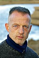 Tilstand. Prisvindende Gerbrand Bakkers romaner går ind under huden og er svære at slippe.  I 'Omvejen' sender han med store konsekvenser sin hovedperson til det yderste Wales. 