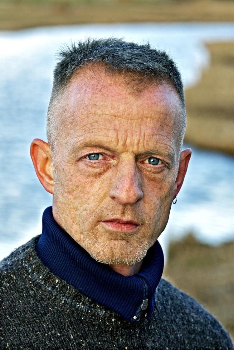 Tilstand. Prisvindende Gerbrand Bakkers romaner går ind under huden og er svære at slippe.  I 'Omvejen' sender han med store konsekvenser sin hovedperson til det yderste Wales. 