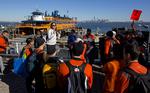 NØDHJÆLP. Løbere på vej mod for at hjælpe lokale på Staten Island, der skulle have været startstedet for maraton i New York. 