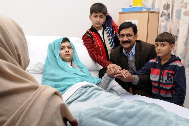 BESØG. Malala Yousufzai blev efter attentatet mod hende indlagt på et hospital i Birmingham i England. Her har hun besøg af sin familie. 