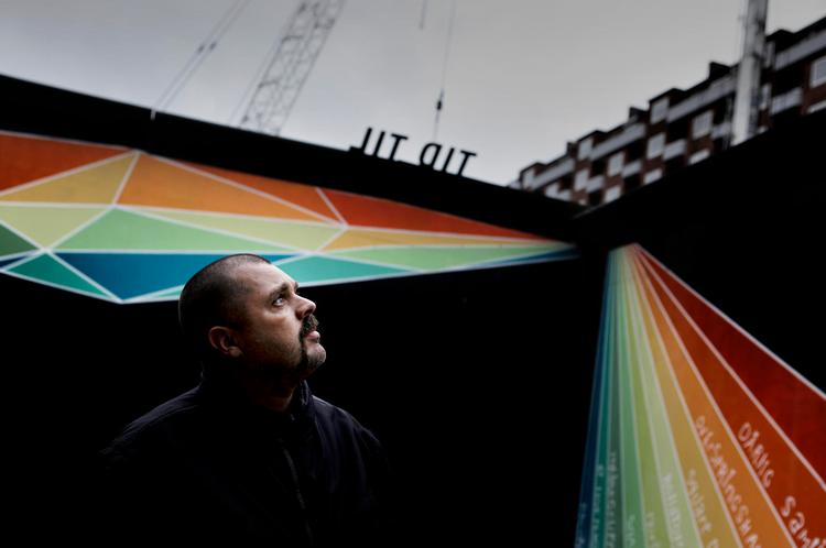 Ubeskyttet. Selv om Jan Klemmed var tillidsmand, blev han fyret af Trevi. Forinden havde han påpeget adskillige livsfarlige brister i sikkerheden inde på metrobyggepladsen bag muren ved Aksel Møllers Have. 