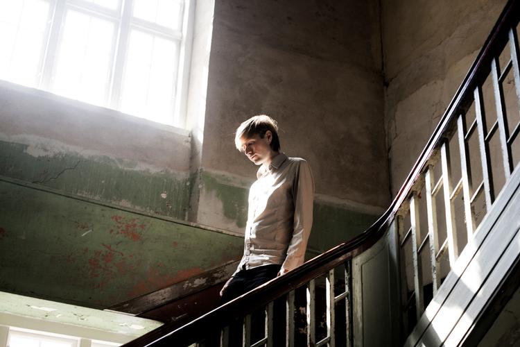 KARRIERETRIN. Jonas Rolsted (f. 1980),  uddannet fra  Forfatterskolen i 2010. Medredaktør af Den Blå Port. 'Flex death' er hans debut. 