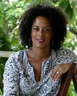 Rødder.  Aminatta Fornaq(f. 1964) er opvokset og bosat i London, men har rødder i Sierra Leone. 'Til minde om kærligheden' modtog Commonwealth Writers' Prize som bedste bog i 2011. 