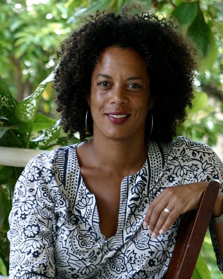 Rødder.  Aminatta Fornaq(f. 1964) er opvokset og bosat i London, men har rødder i Sierra Leone. 'Til minde om kærligheden' modtog Commonwealth Writers' Prize som bedste bog i 2011. 