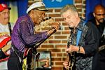 Rehabilitering. Johnny Rivers (th.) - her under en koncert sammen med Chuck Berry - har efter år ude af rampelyset igen fået anerkendelse som sanger og komponist. Foto: johnnyrivers.com 